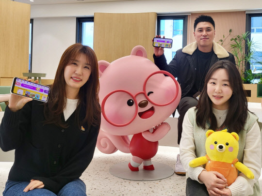 김선경(왼쪽부터) 아이들나라 추천서비스기획팀 책임, 박승규 아이들나라 백엔드 책임, 박현정 아이들나라 콘텐츠팀 선임이 포즈를 취하고 있다. LG유플러스 제공